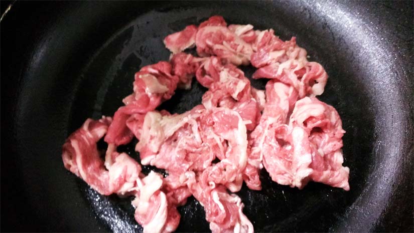 牛肉をよく熱したフライパンに投入
