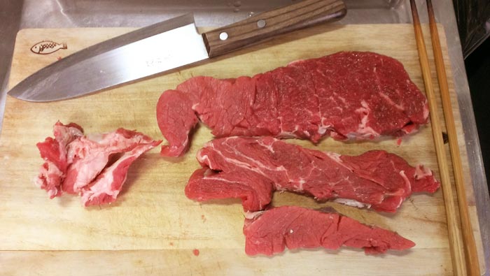 牛肉を切り分ける
