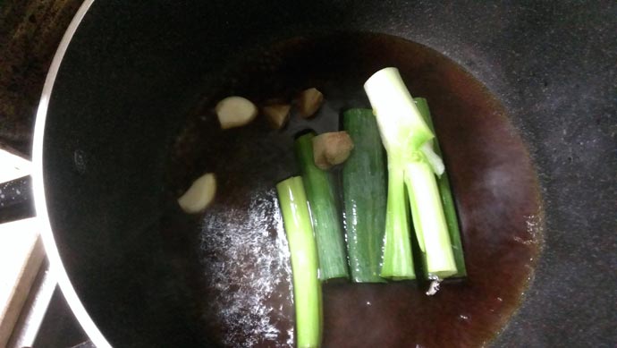 香味野菜とポン酢の煮汁を沸かす