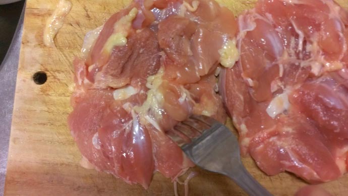 鶏もも肉にフォークで穴を開ける