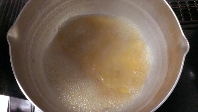 煮汁に水溶き片栗粉でとろみをつける