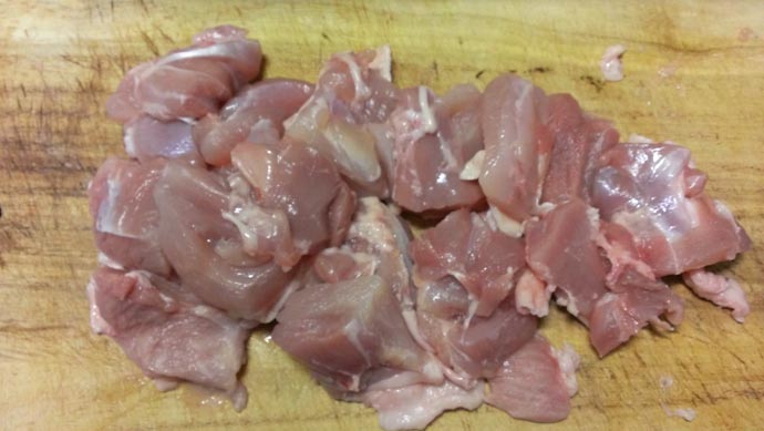鶏もも肉を切り分ける