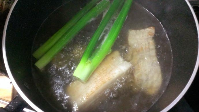 チャーシュー（煮豚を作る過程）