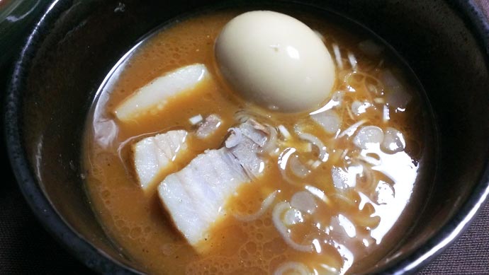 日清「つけ麺の達人 濃厚魚介醤油」スープ