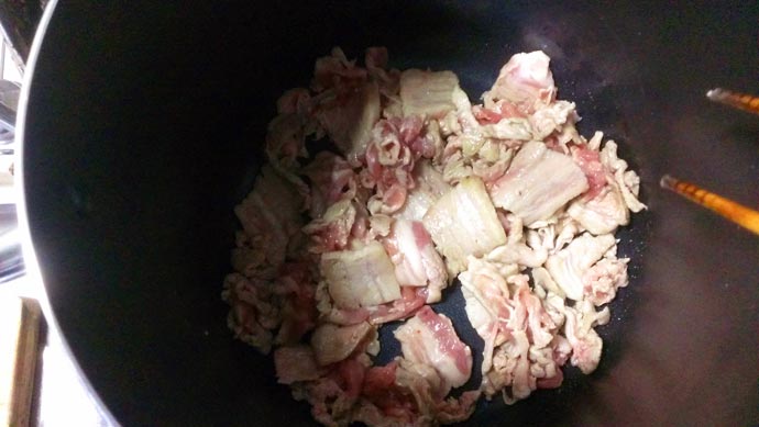 お鍋で豚肉を炒める