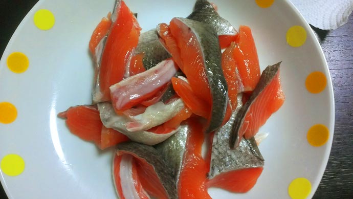 秋鮭のアラを普通の鍋にぶち込んてみた 今日のご飯