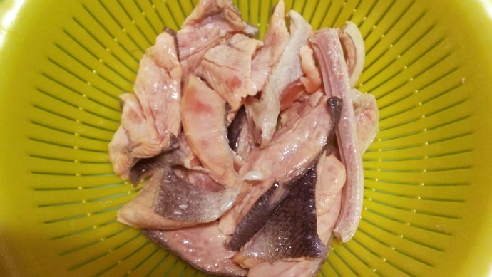 秋鮭のアラを普通の鍋にぶち込んてみた 今日のご飯