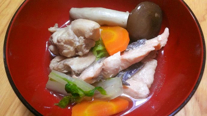 秋鮭のアラを普通の鍋にぶち込んてみた 今日のご飯